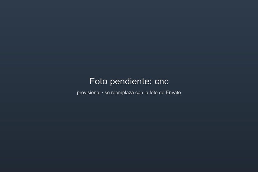 Máquina CNC maquinando una pieza metálica