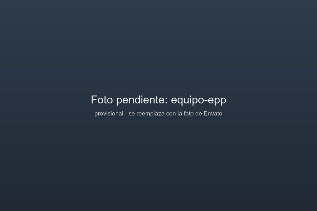 Operarios con equipo de protección personal en la planta