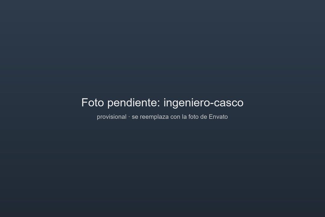 Ingeniero con casco revisando una tablet en la planta