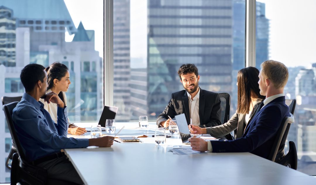 Equipo de trabajo en una sala de juntas