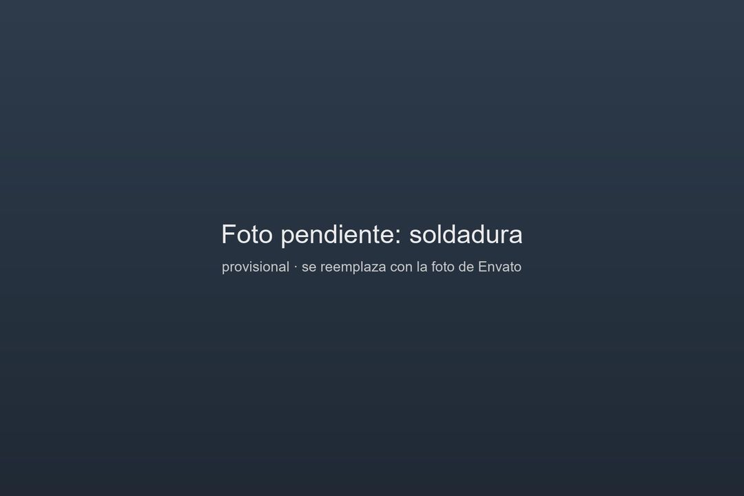 Soldador trabajando con chispas sobre una pieza de acero